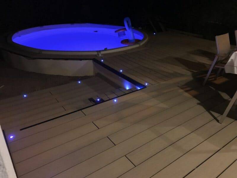 plage-de-piscine-avec-LED